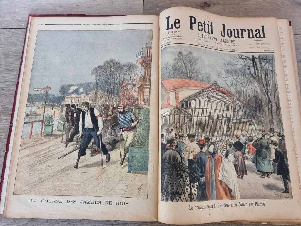 On the left a drawing of men with wooden prosthetic legs, walking with a cane, engaged in what appears to be a race. One of the persons has fallen down, and seems to be at risk from being run over by those coming from behind him. Going by their clothes, all of the participants seem to be men and predominantly from working class backgrounds. The image is titled ‘La course des jambes de bois’ (= the race of the wooden legs). The adjacent image on the right is the cover image of the following edition, and shows a drawing of a zoo, with in the background five tigers enclosed in barren Victorian looking cages. 